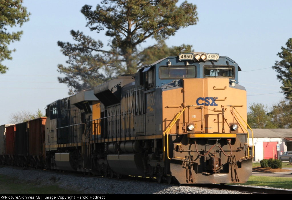 CSX 4850 leads an empty rock train westbound